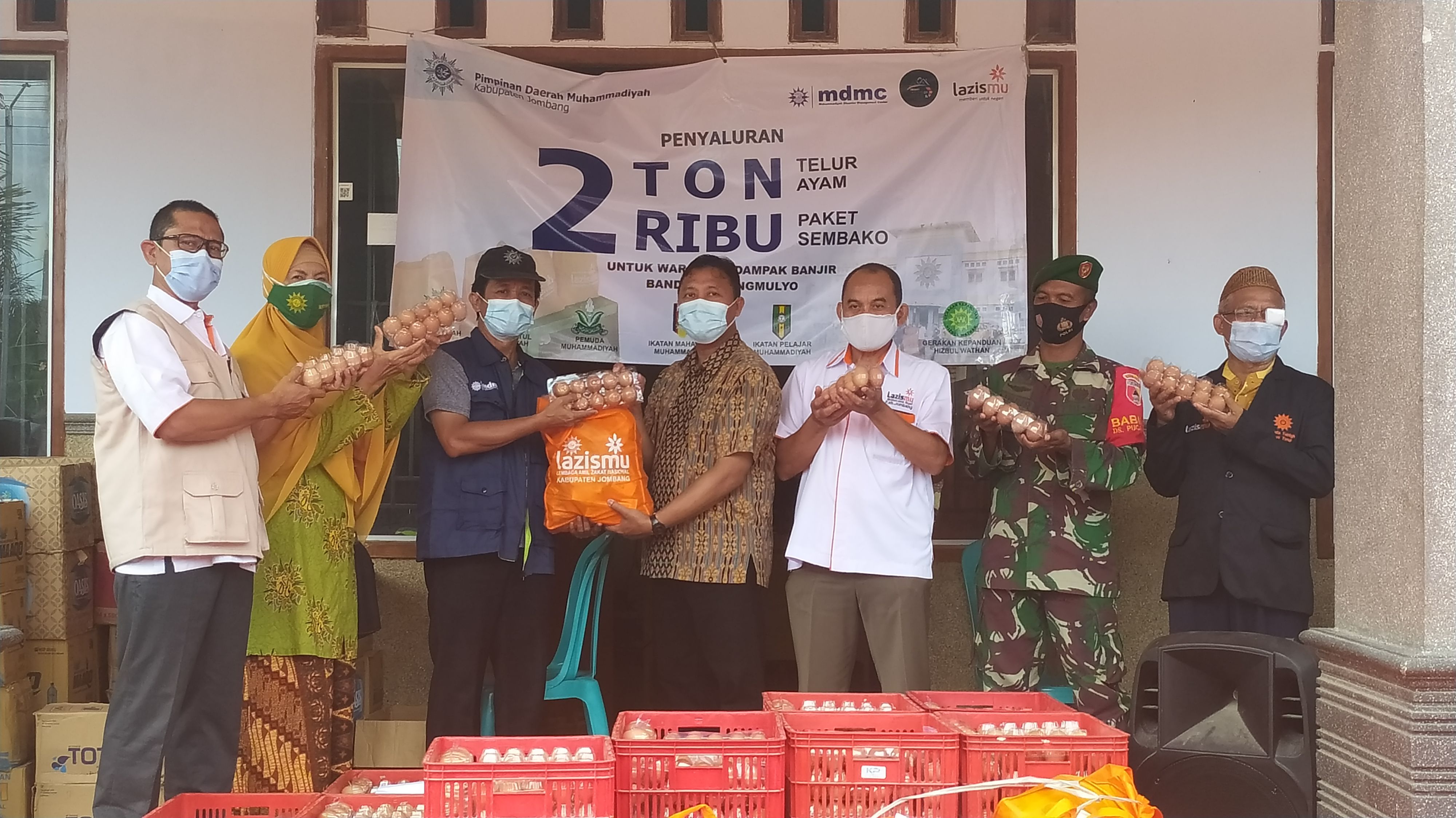 Penyaluran 2 Ton Telur ayam dan 2 Ribu Paket Sembako Untuk Warga Banjir di Bandarkedungmulyo Jombang